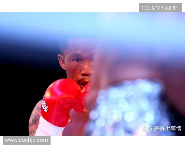 足球明星在拳击赛场展现压迫感的精彩瞬间与激烈对抗