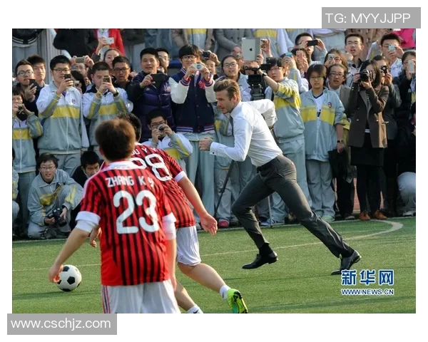 足球明星穿西装与球场风采的反差对比图集展示